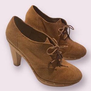Banana Republic size 9 1/2 9.5 suede shoe studded wood heel